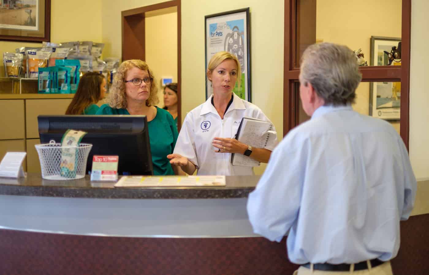 veterinarian providing pet nutrition councelling